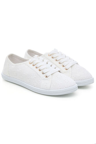 Broderie Canvas Pumps