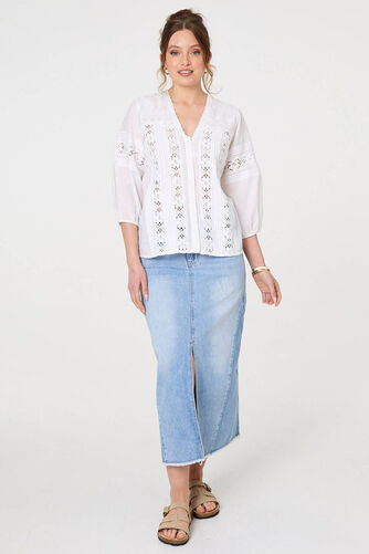 Izabel London – Lace Trim 3/4 Sleeve V-Neck Blouse